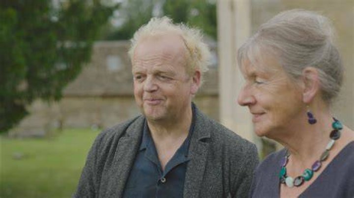 How tall is Toby Jones ·